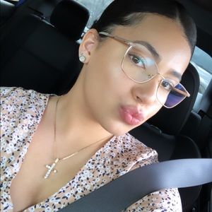 Meet your Posher, Coralis